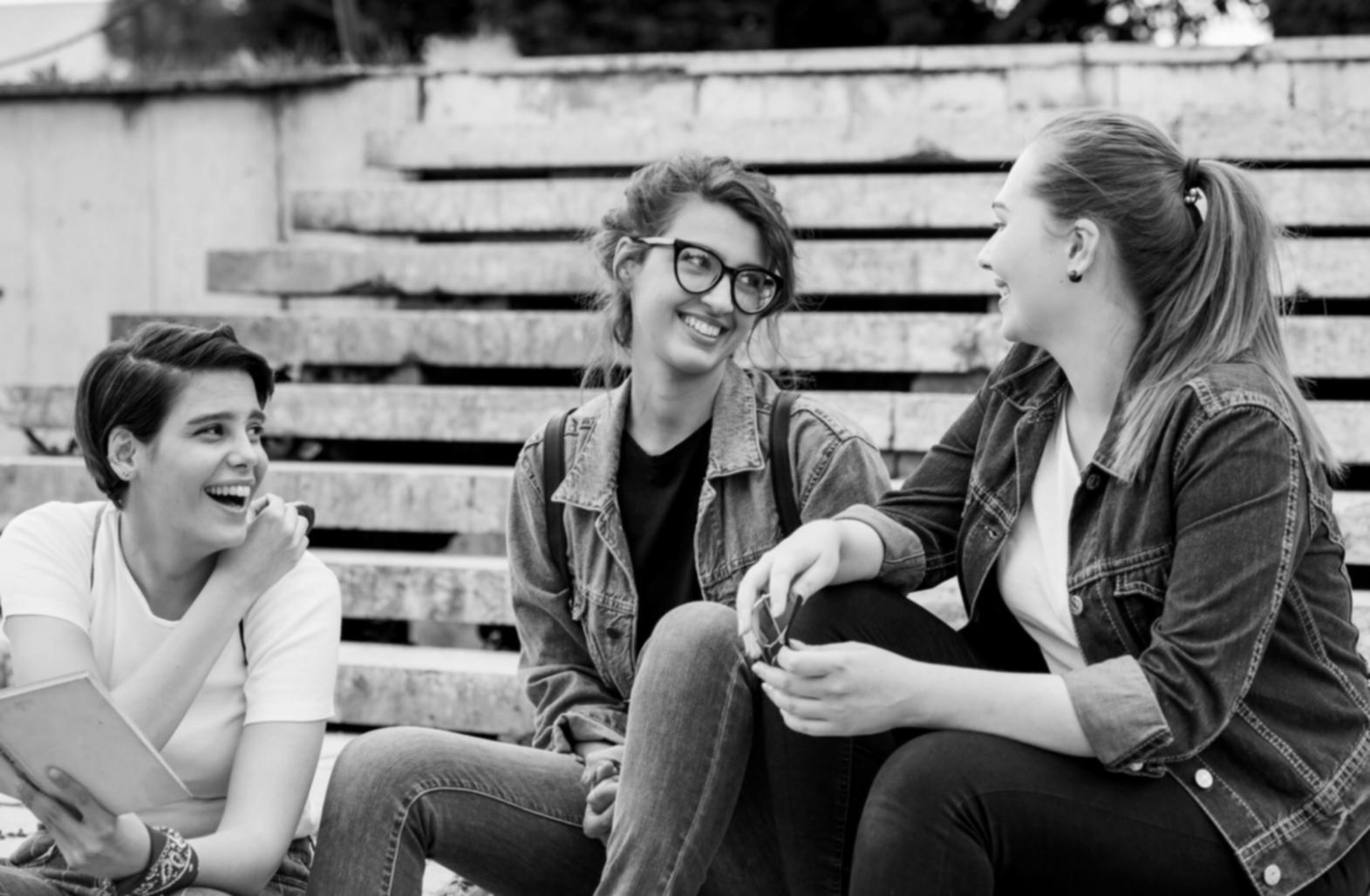 Analyse réaliste d'un budget personnel sur une table avec des documents financiers et un ordinateur portable