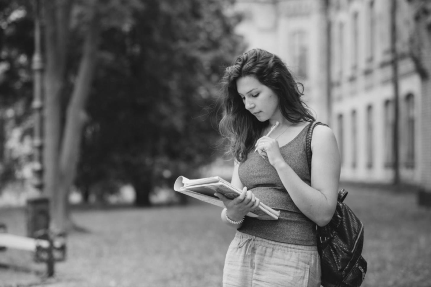 Session de travail sur la gestion budgétaire avec diagrammes et notes manuscrites