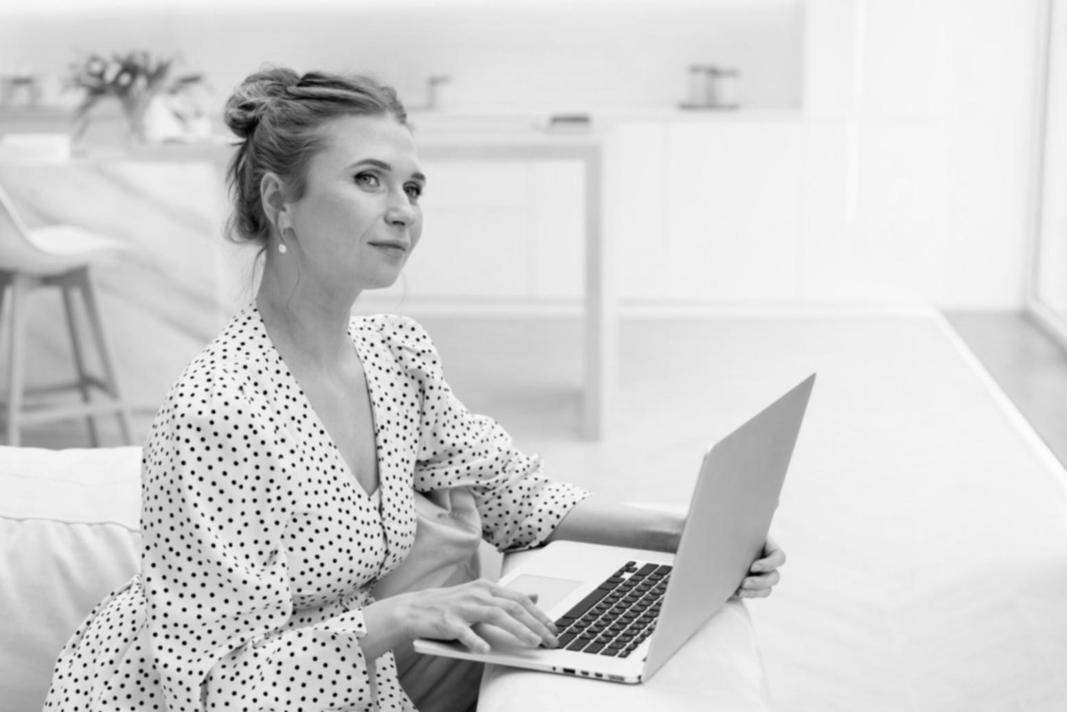 Espace de réflexion organisé avec documents financiers et outils de planification budgétaire