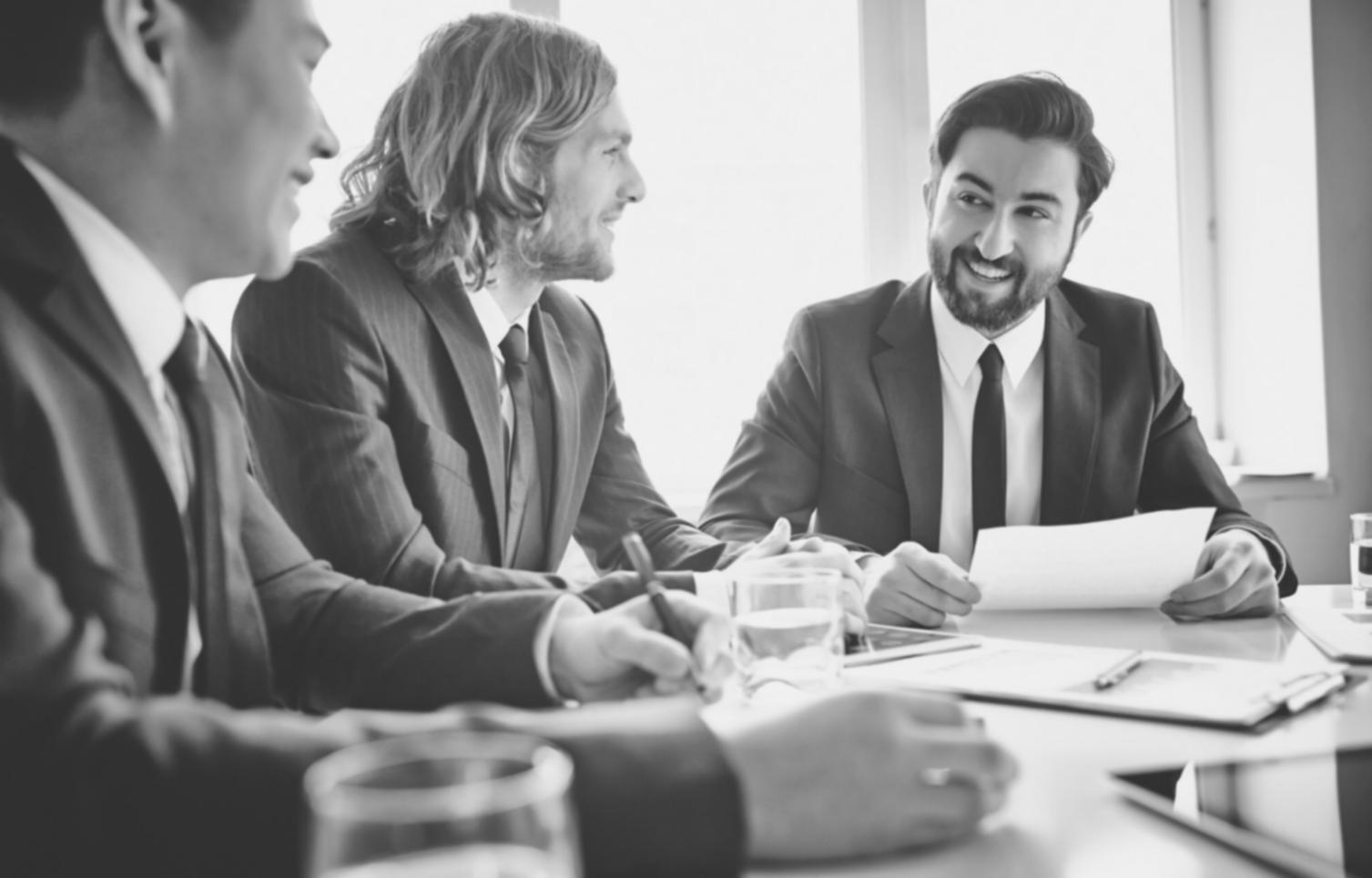 Illustration montrant une personne organisant ses documents financiers sur un bureau avec un ordinateur portable